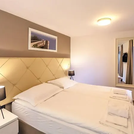 Apartamento Romantic Studio In Old Town With Balcony